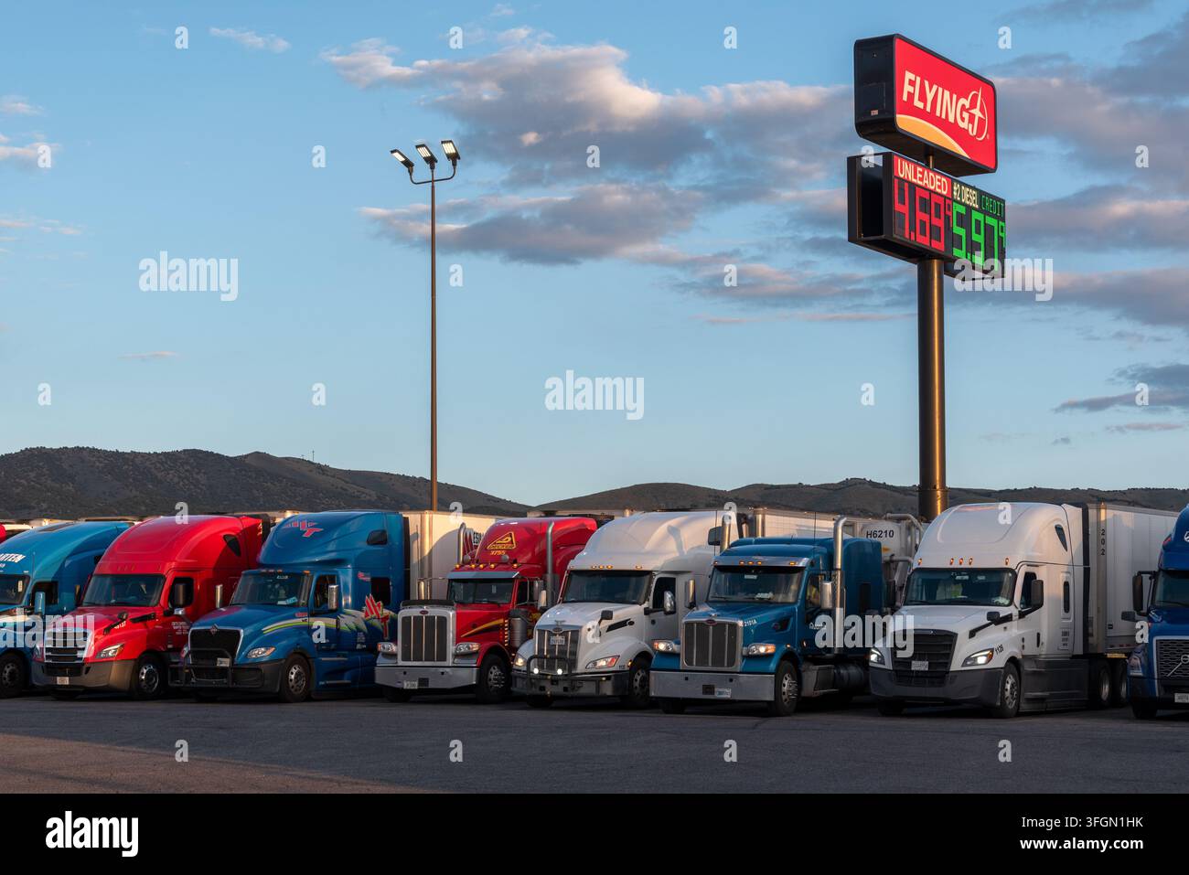 LKWs am Flying J-Truckstop in Snowville, Utah, USA. Stockfoto