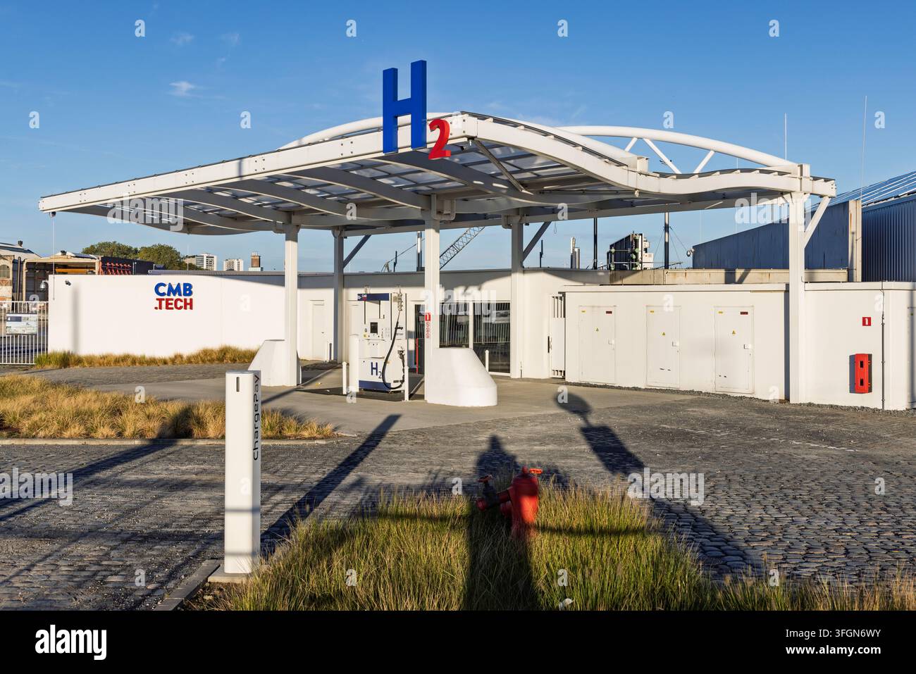 Antwerpen, Belgien – 06. September 2026: Außenansicht einer CMB.TECH-Wasserstoff-(H2)-Tankstation im Hafenbereich von Antwerpen, die saubere Stockfoto