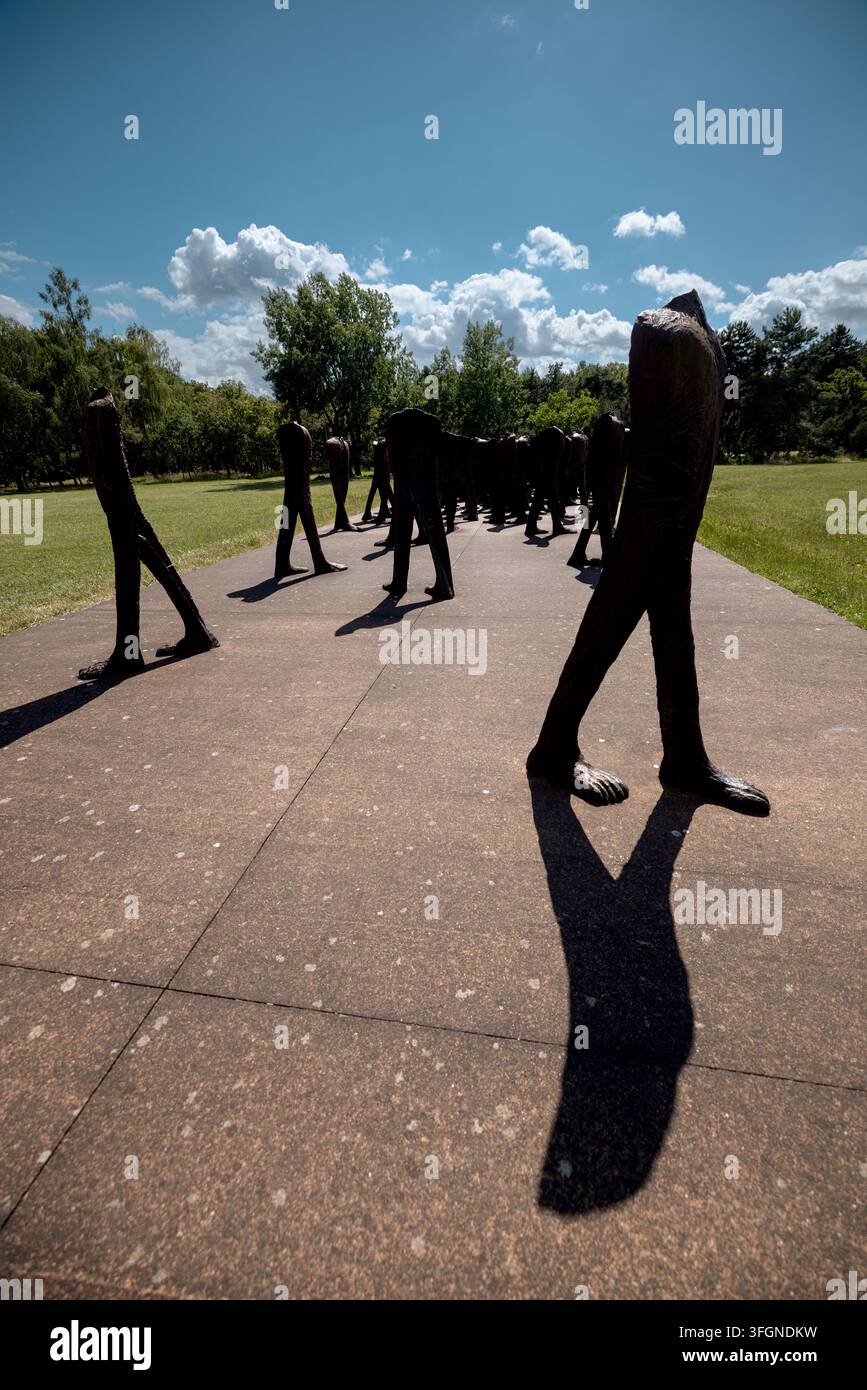 Kopflose Gusseisenfiguren bilden die Skulptureninstallation Nierozpoznani von Magdalena Abakanowicz aus dem Jahr 2002 im Cytadela-Park. Stockfoto