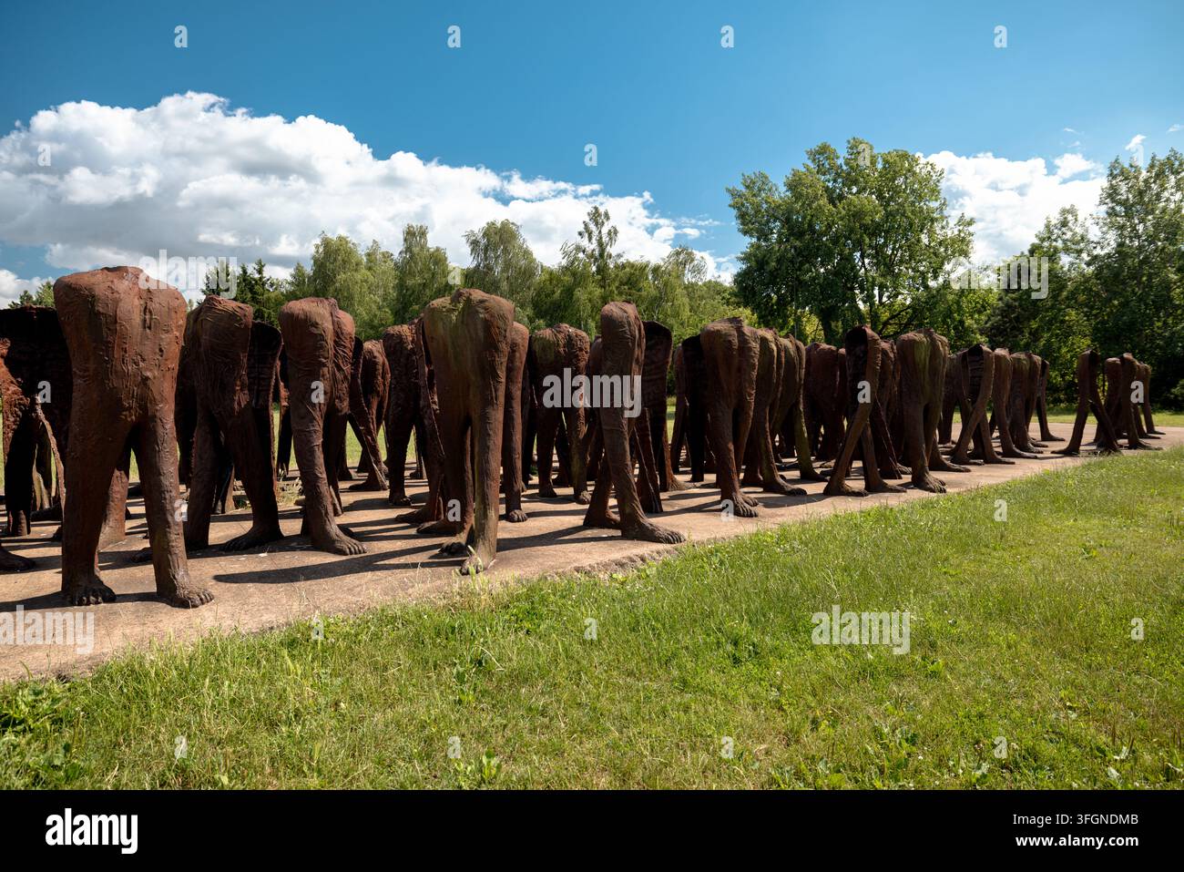 Kopflose Gusseisenfiguren bilden die Skulptureninstallation Nierozpoznani von Magdalena Abakanowicz aus dem Jahr 2002 im Cytadela-Park. Stockfoto
