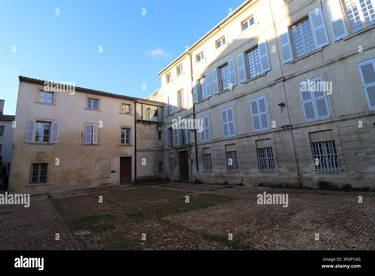 Platz Maurice Bonnard, Fußgängerzone gesäumt von typischen Häusern, Stadt Avignon, Departement Vaucluse, Frankreich Stockfoto