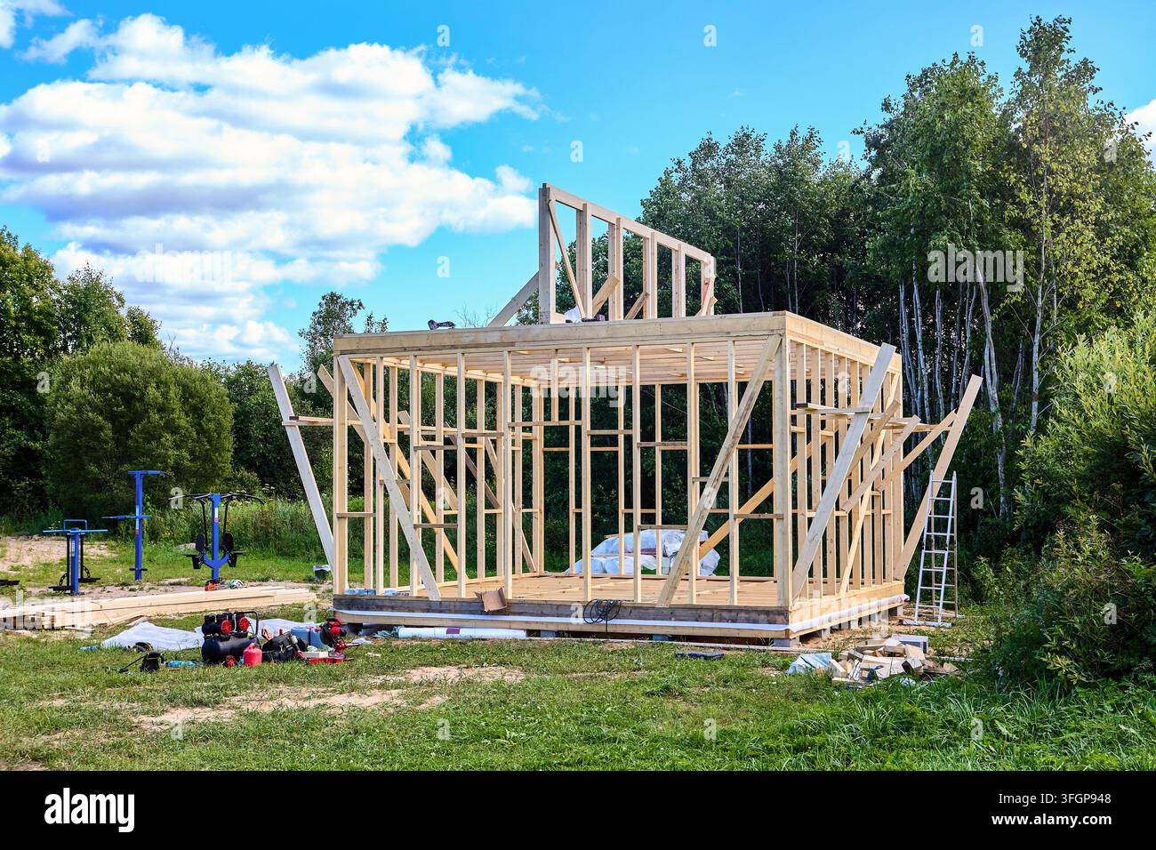 Dach-Konstruktionssystem zeigt markanten Firsträhm, der Sparren über der erhöhten Dachkonstruktion verbindet, während des Hausbaus. Stockfoto