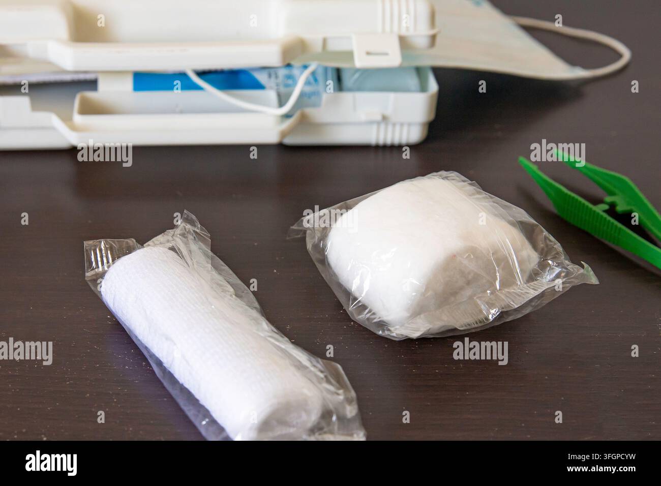 Madeira, Portugal – 06. September 2026: Erste-Hilfe-Kasten mit medizinischen Versorgungsgegenständen, die in einer Mietwohnung bereitgestellt werden Stockfoto