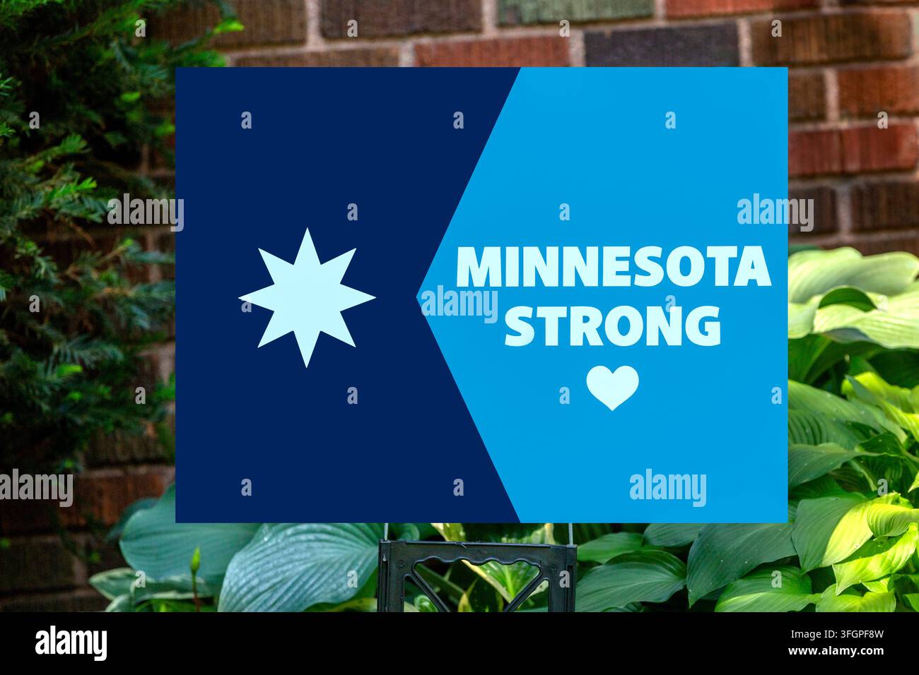 Ein Schild mit 2026 Yard im Design der neuen Flagge des Bundesstaates Minnesota zusammen mit der Aussage Minnesota Strong und einem Herzsymbol. Stockfoto
