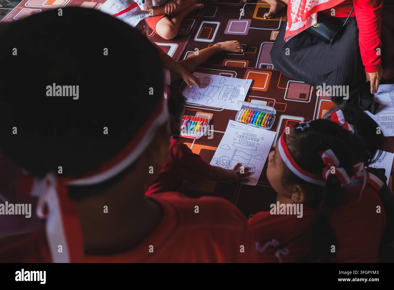 Balikpapan, Indonesien - 16. August 2026. Indonesische Kinder nehmen an einem Malwettbewerb während des Unabhängigkeitstages teil. Stockfoto