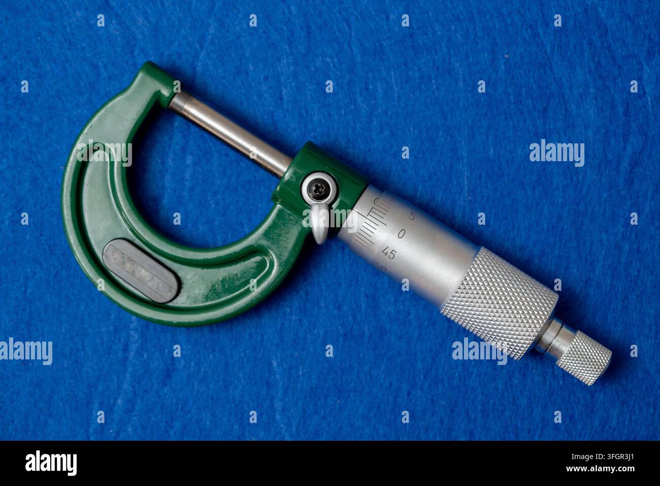 Hochpräzisionsinstrument, Mikrometer auf blauem Samtstoff. Stockfoto