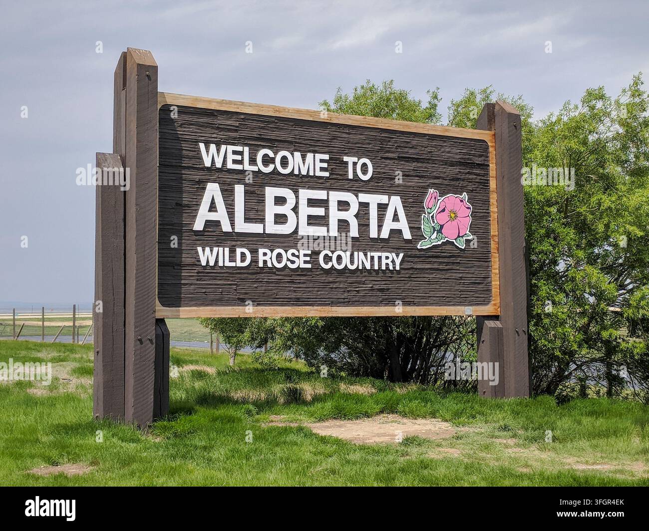 Reisende, die Alberta, Kanada, von Montana aus betreten, werden mit diesem Willkommensschild begrüßt. Stockfoto