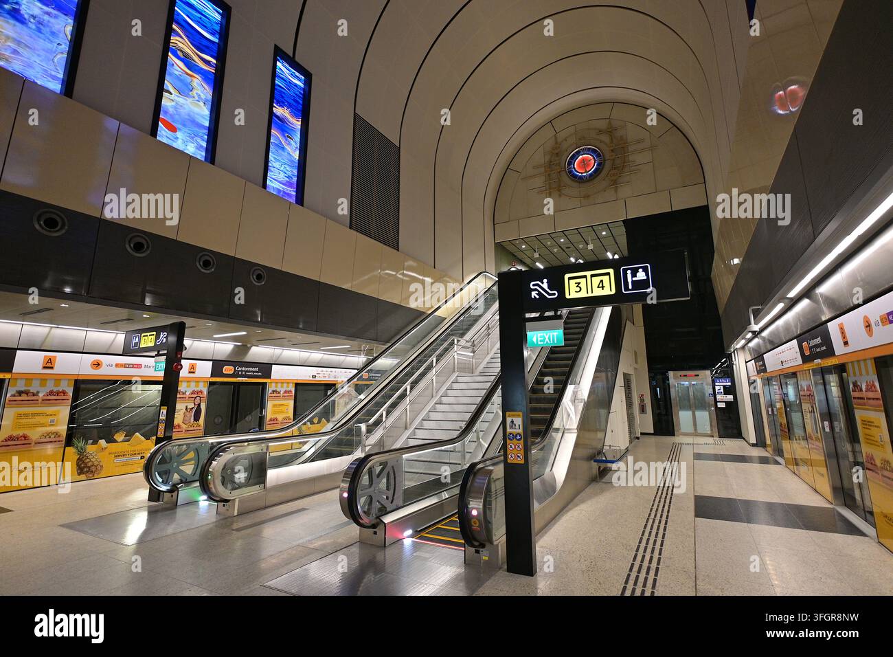 Die neue Cantonment-MRT-Station hat ein einzigartiges Design mit einem gewölbten Dach und vertikalen Glasmalereien, die das Erbe des ehemaligen Bahngeländes integrieren Stockfoto