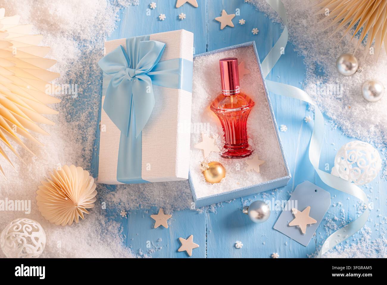 Kommerzielles Marketinglayout mit einer Luxusflasche. Promotionale Saisonkampagne zeigt Feiertagsduftpackaging. Stockfoto