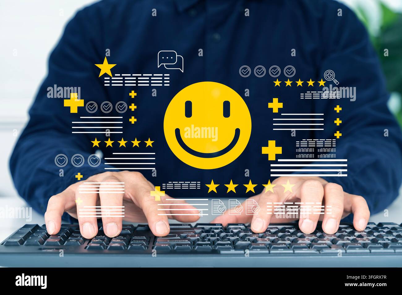 Person schreibt auf der Tastatur. Digitaler Smiley schwebt über den Händen. Grafiken zeigen Positivität und Online-Zufriedenheit. Geeignet für Kundenservice oder Technik Stockfoto