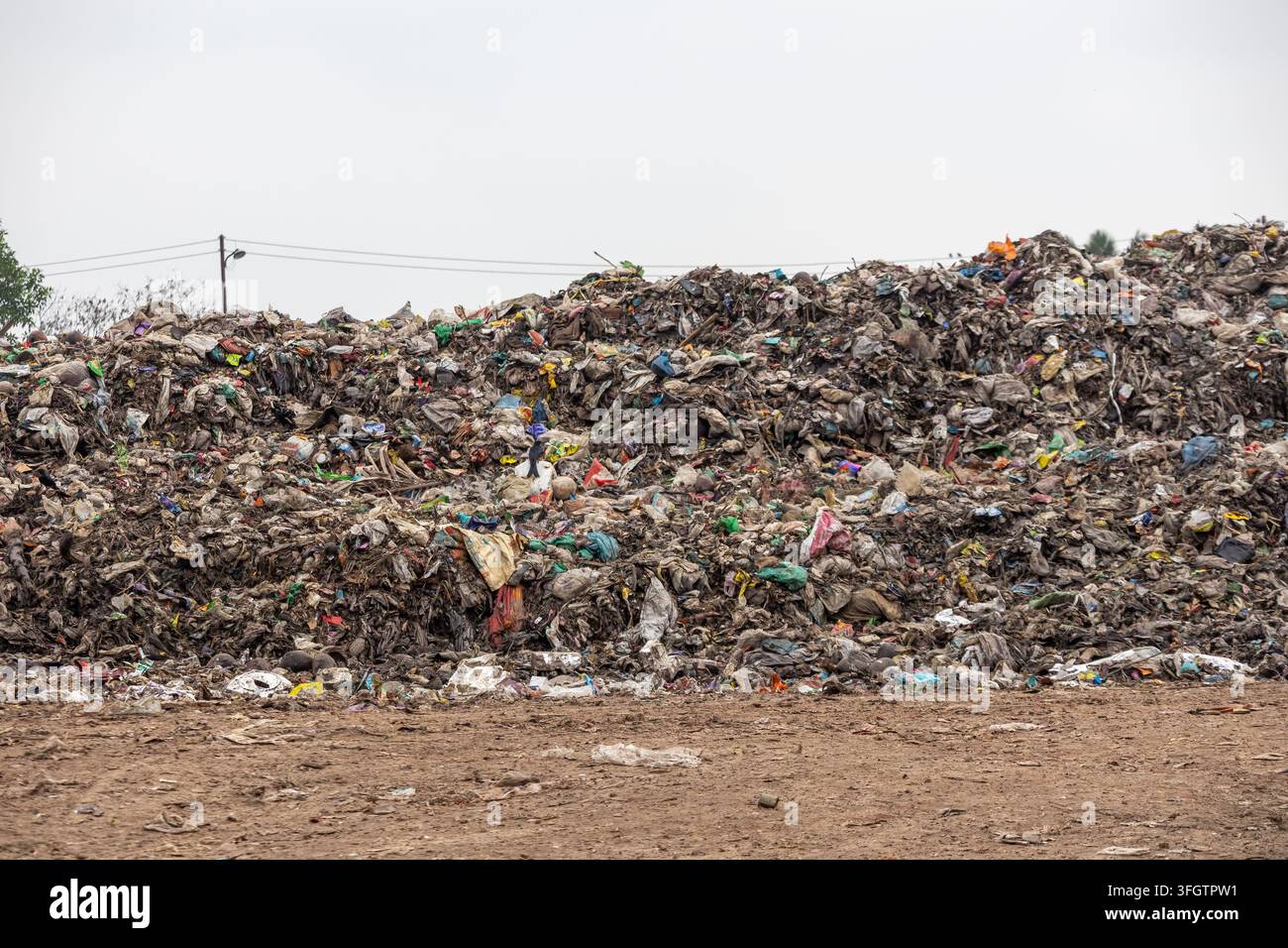 Großer Haufen unsortierter fester Haushaltsabfälle und Plastikabfälle an einer Außendeponie, Konzept der Umweltverschmutzung. Stockfoto