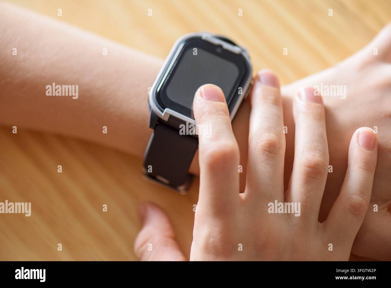 Nahaufnahme eines Kinder-Smartwatches an einer Kinderhand Stockfoto