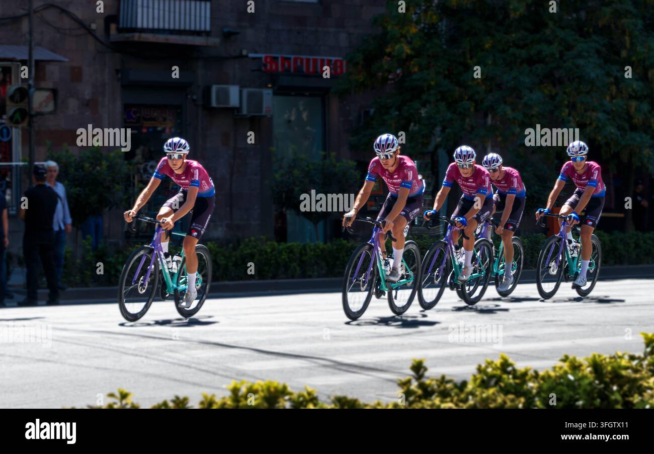 Jerewan, Armenien - 13. September 2026: Professionelle Radfahrer fahren während der 4. Etappe, der letzten Etappe der Erstaustragung des Tour of Armenia UCI Europe Tour Stockfoto