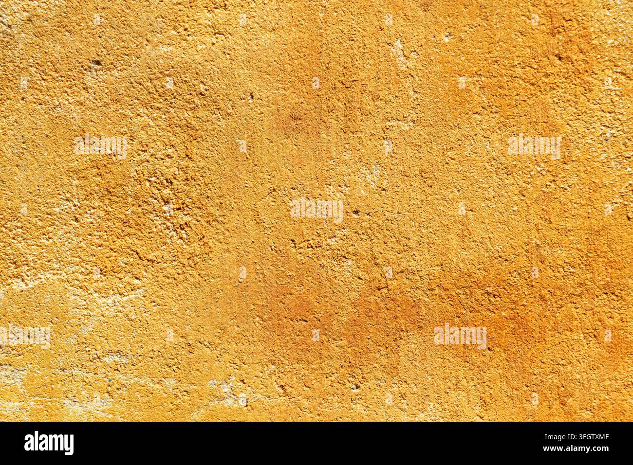 Zementtextur einer Außenwand. Gelbe Wandoberfläche Stockfoto