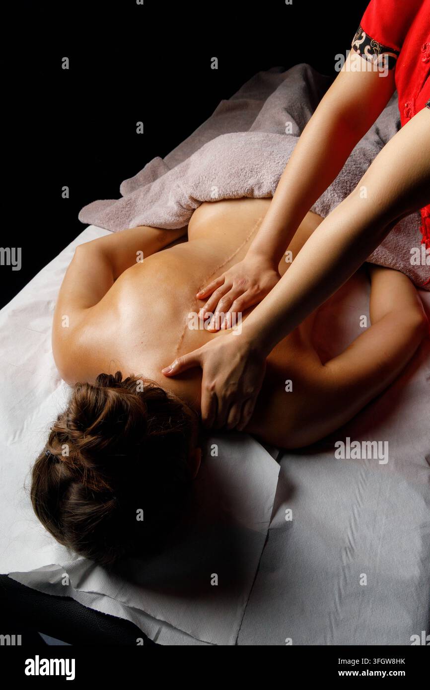 Frau erhält eine therapeutische Rückenmassage in einem Spa Stockfoto