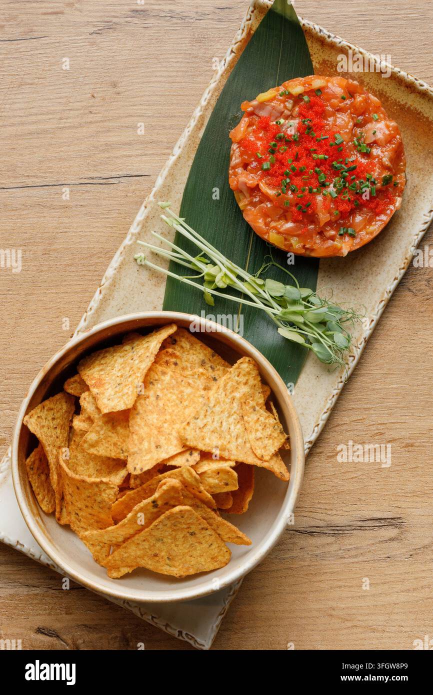 Köstliche Lachs-Tartare-Vorspeise mit knusprigen Tortilla-Chips Stockfoto