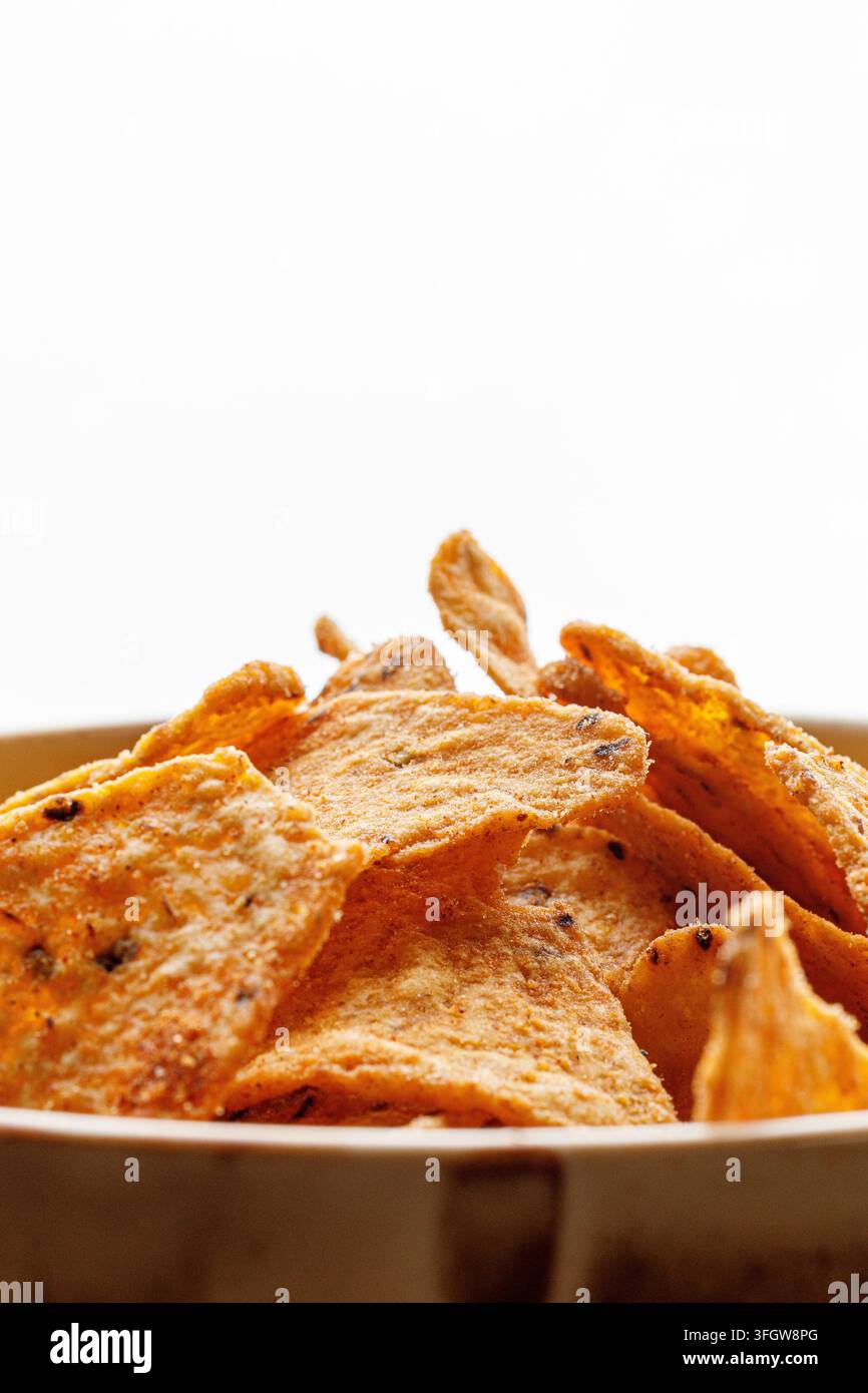 Knusprige gewürzte Tortilla-Chips in einer Schüssel auf weißem Hintergrund Stockfoto