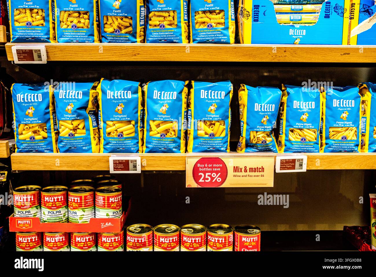 London, UK, 12. September 2026, Supermarkt-Auslage mit Packungen von De Cecco italienischer Pasta und Dosen von Mutti Polpa gehackten Tomaten Stockfoto