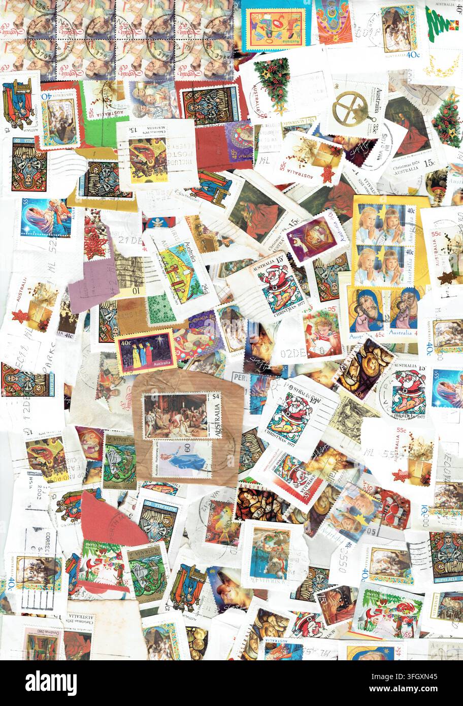 Ein dichtes, randvolles Full-Frame-Hintergrund-Collage-Layout mit Tausenden von Vintage-Weihnachtsbriefmarken aus Australien und international. Stockfoto