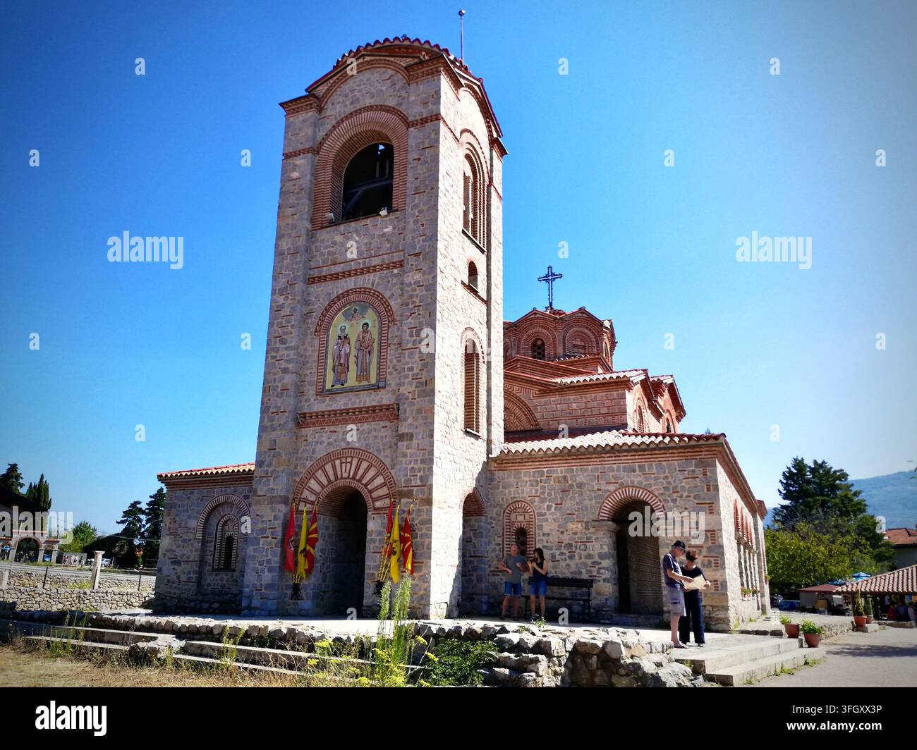 Byzantinische Kirche der Heiligen Clemens und Panteleimon in Ohrid, Nordmazedonien, mit aufwendiger Stein- und Ziegelmauer unter einem klaren blauen Himmel - Smartphone-aufgenommenes Stockfoto