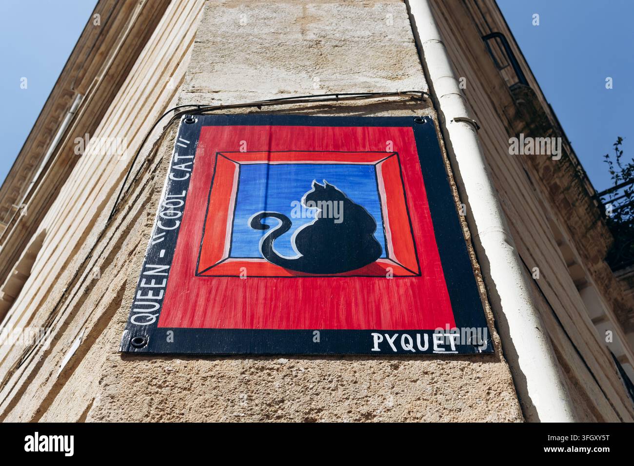 Bordeaux, Frankreich - 14. Juli 2026: Pyquet-Straßenkunst mit einer schwarzen Katze und Bezugnahme auf den Queen-Song Cool Cat an der Fassade eines historischen Gebäudes. Stockfoto