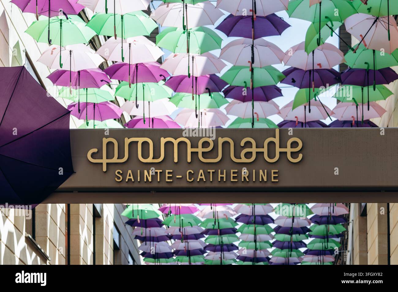 Bordeaux, Frankreich - 14. Juli 2026: Schild des Einkaufszentrums Promenade Sainte-Catherine unter einer farbenfrohen Regendach-Installation im Zentrum von Bordeaux Stockfoto