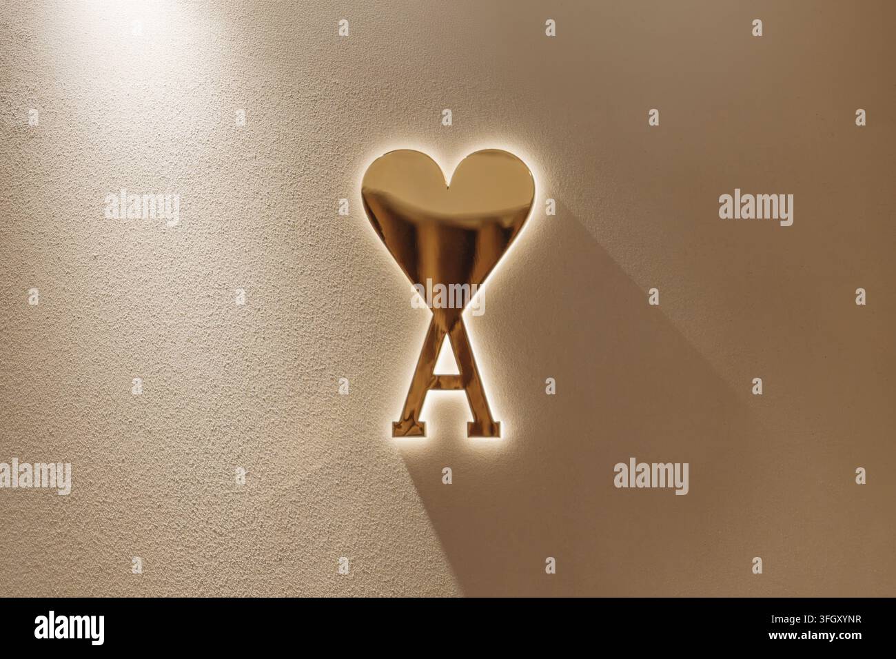 Bordeaux, Frankreich - 14. Juli 2026: Beleuchtetes AMI Paris Herz-Logo im Inneren des Kaufhauses Galeries Lafayette im Zentrum von Bordeaux. Stockfoto
