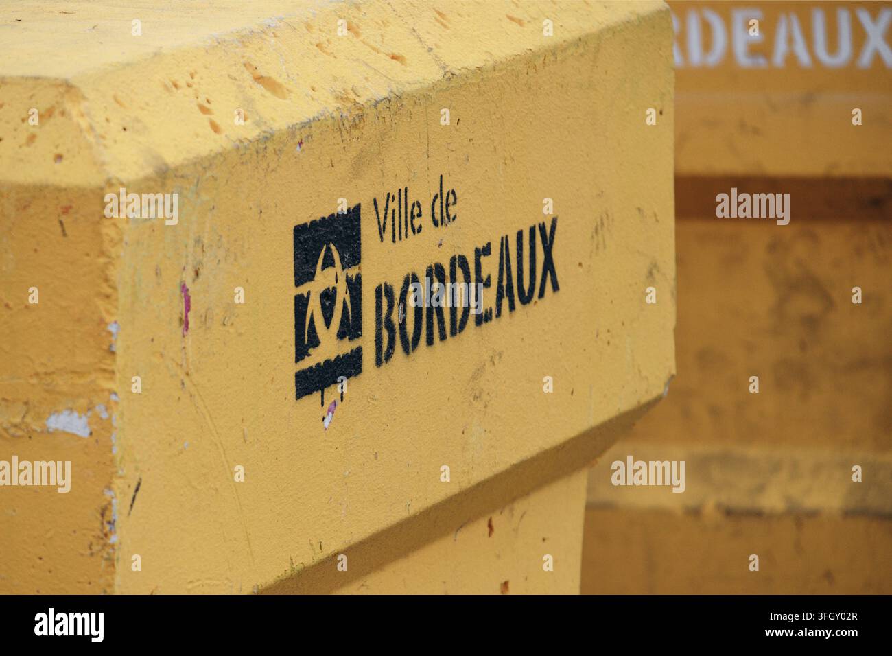 Bordeaux, Frankreich - 14. Juli 2026: Das municipale Logo der Ville de Bordeaux (Stadt Bordeaux) auf einer gelben Betonbarriere entlang der Uferpromenade gestencelt Stockfoto
