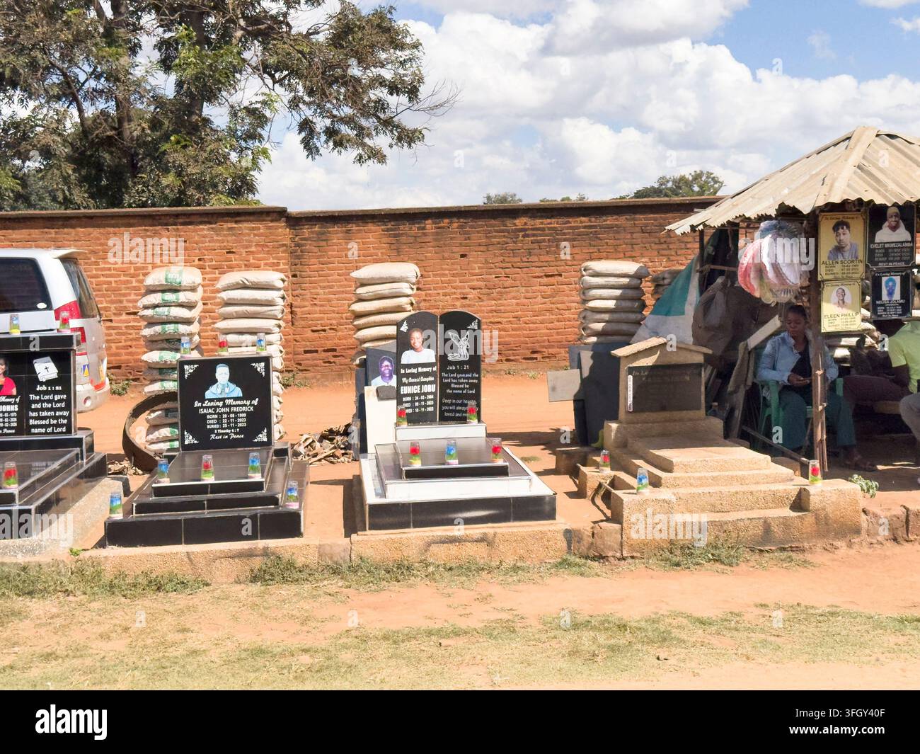 Ein monumentales Mauerwerksgeschäft neben der M1-Straße in Area 36, Lilongwe, Malawi, Afrika Stockfoto