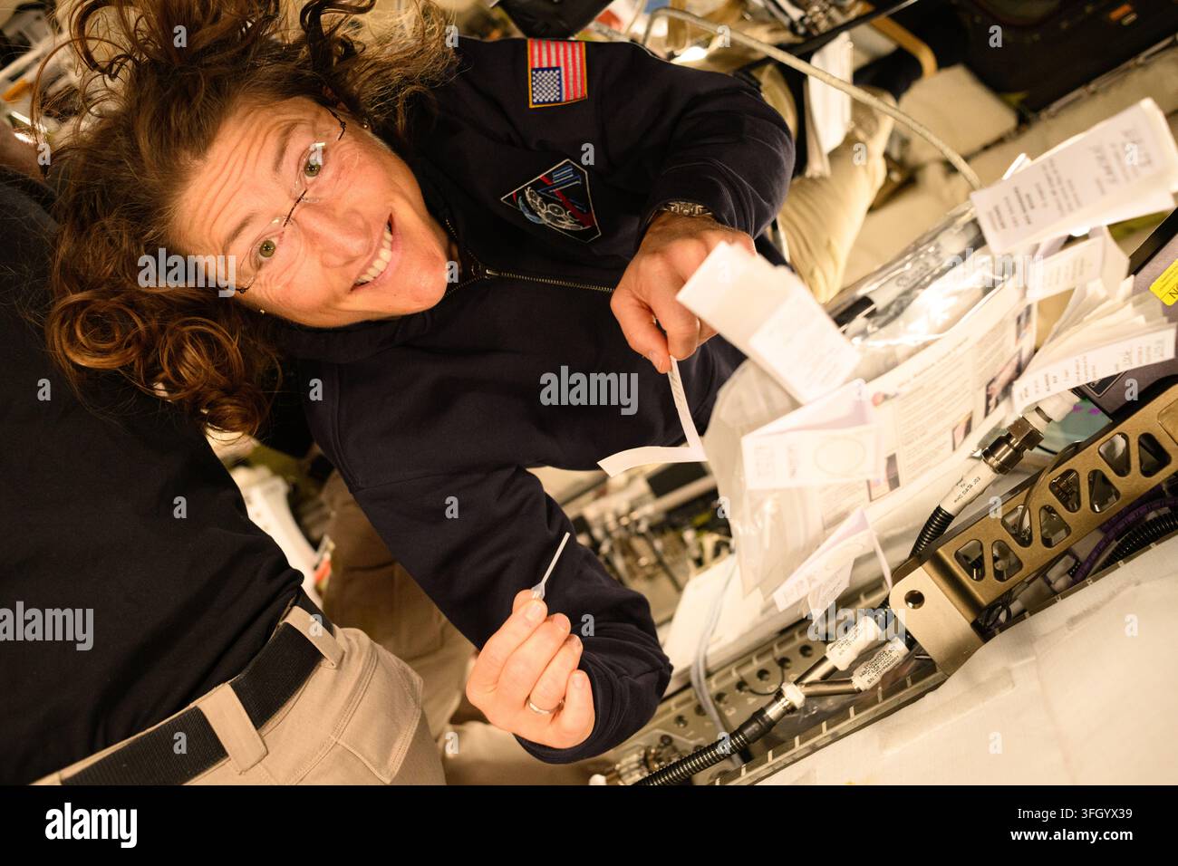 Christina Koch bereitet sich auf die Sammlung einer Speichelprobe vor, 8. April 2026 Stockfoto