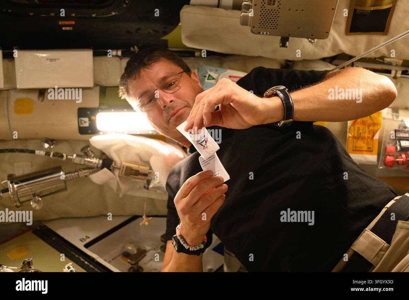 Reid Wiseman bereitet sich vor, eine Speichelprobe am 8. April 2026 zu entnehmen Stockfoto