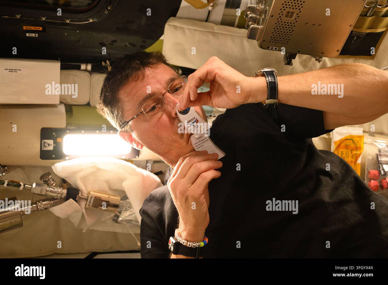 Reid Wiseman sammelt Speichelprobe an Bord der Orion, 8. April 2026 Stockfoto