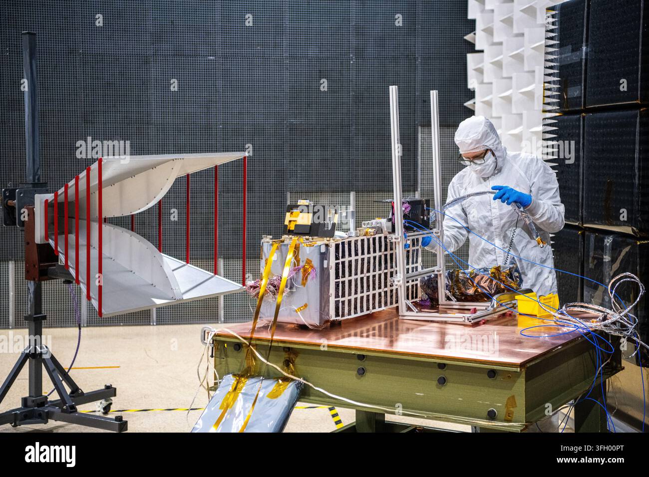 Elektriktestingenieur Thomas Schluszas konfiguriert das Lunar Environment Monitoring Station (LEMS)-Instrument für Tests im Electromagnetic Int Stockfoto