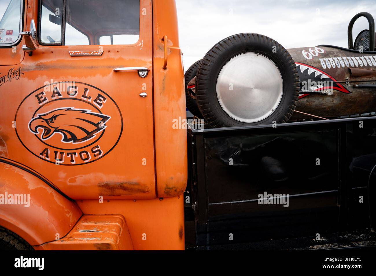Orange Eagle Autos-LKWkabine neben einem hai-mäuligen Hot Rod auf der Race to the Waves 2026, Bridlington South Beach. Stockfoto
