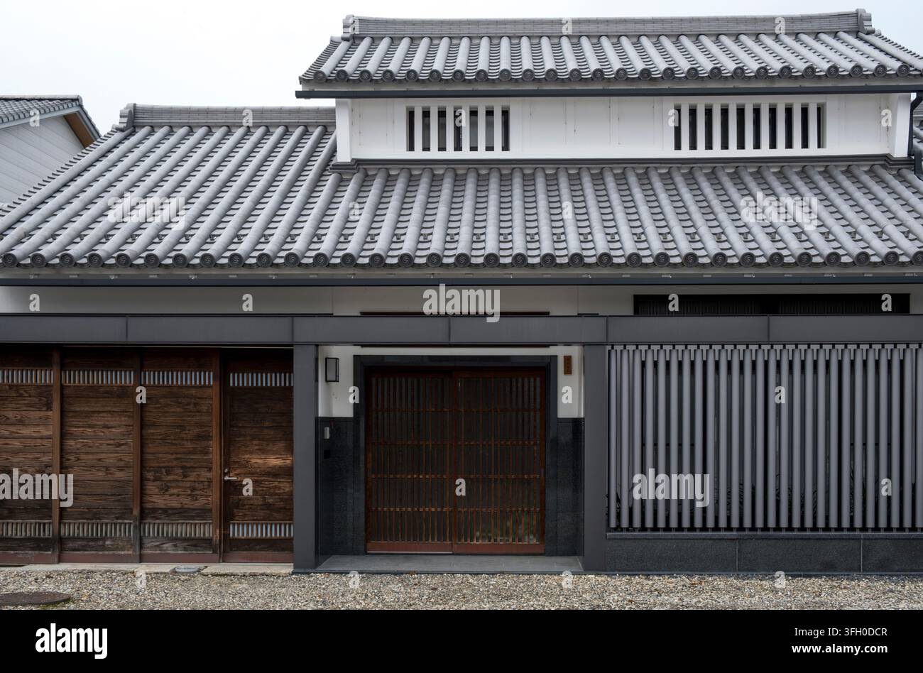 Neu gebaute zeitgenössische japanische Einfamilienhaus mit traditionellen Designelementen und klassischem Stil in Hikone, Japan. Stockfoto