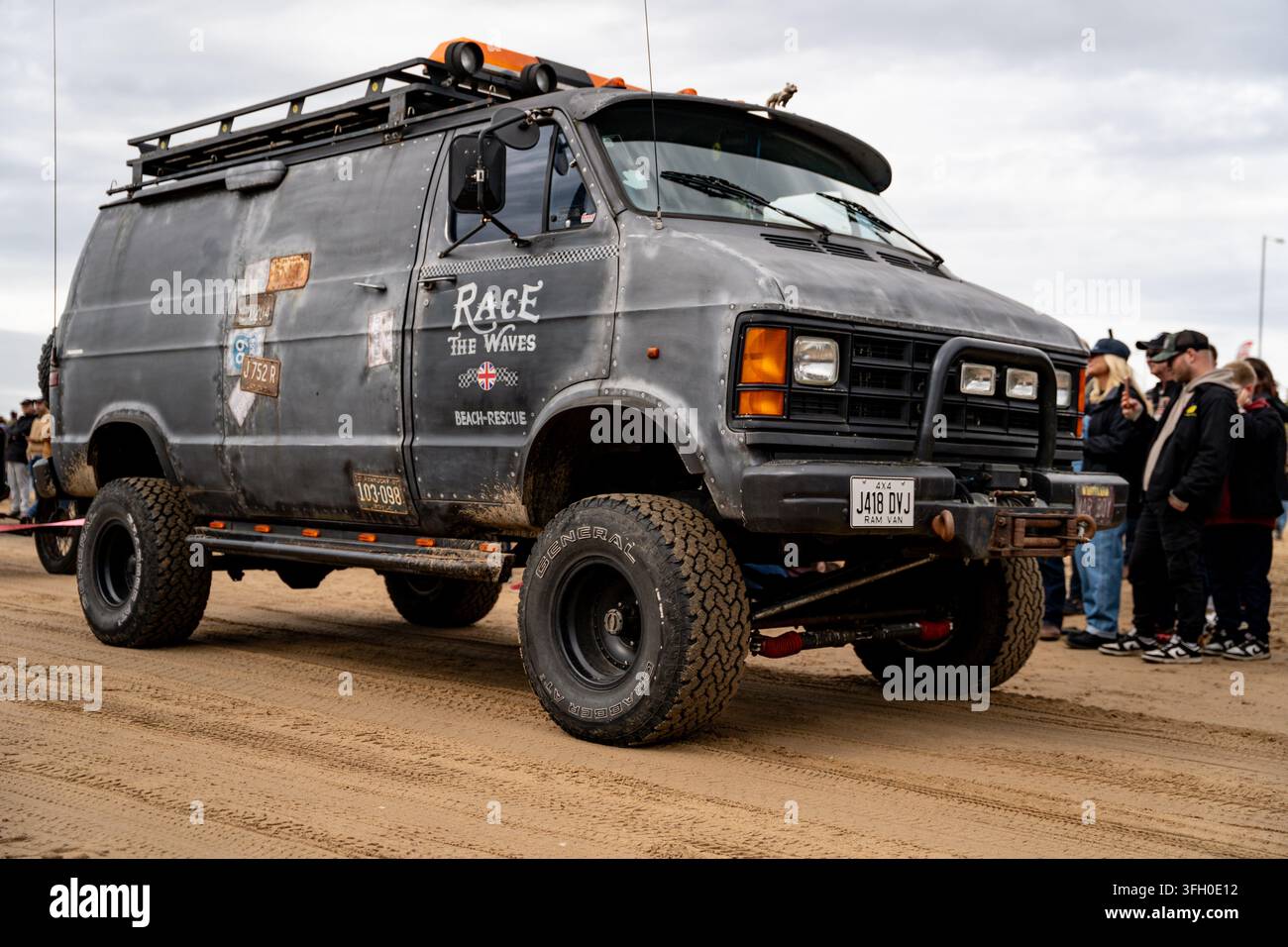 Race the Waves Beach Rescue Van, ein robuster 4x4 Dodge Ram Van am Bridlington South Beach beim Race the Waves 2026 Stockfoto