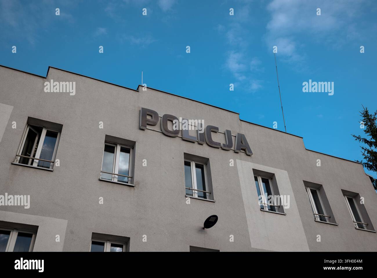 Die Aufschrift „POLICJA“ kennzeichnet ein polnisches Polizeigebäude in der Nähe von Browar Mieszczanski im Viertel Huby. Stockfoto