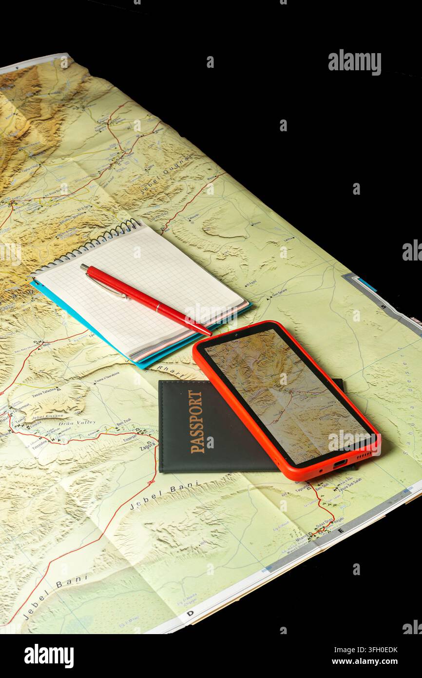 Reiseplanung mit Karte, Reisepass, Smartphone und Notizblock Stockfoto