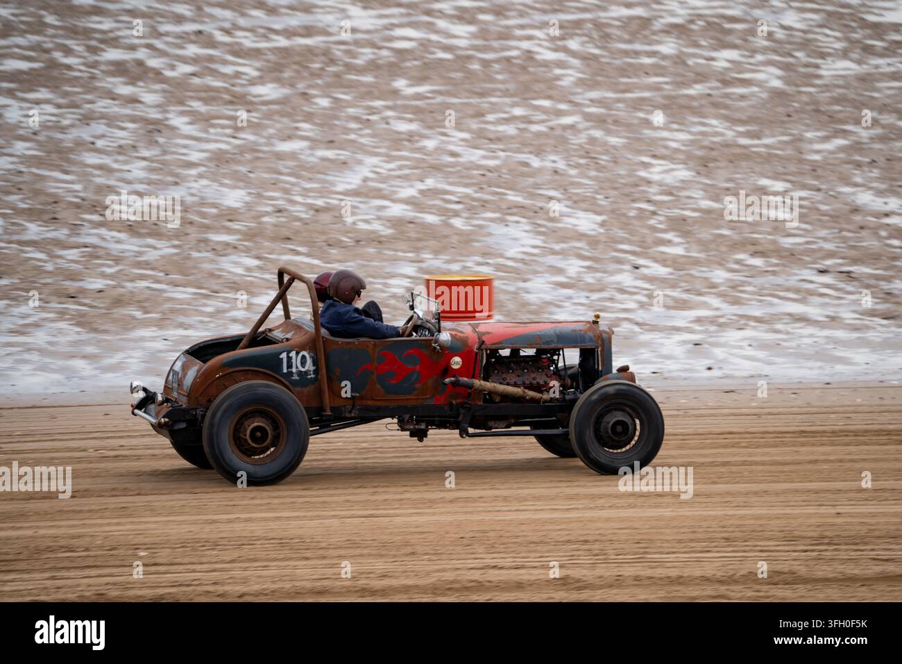 Rattenscooter Nummer 110 rast entlang des Bridlington South Beach beim Race to the Waves 2026-Event in East Yorkshire Stockfoto