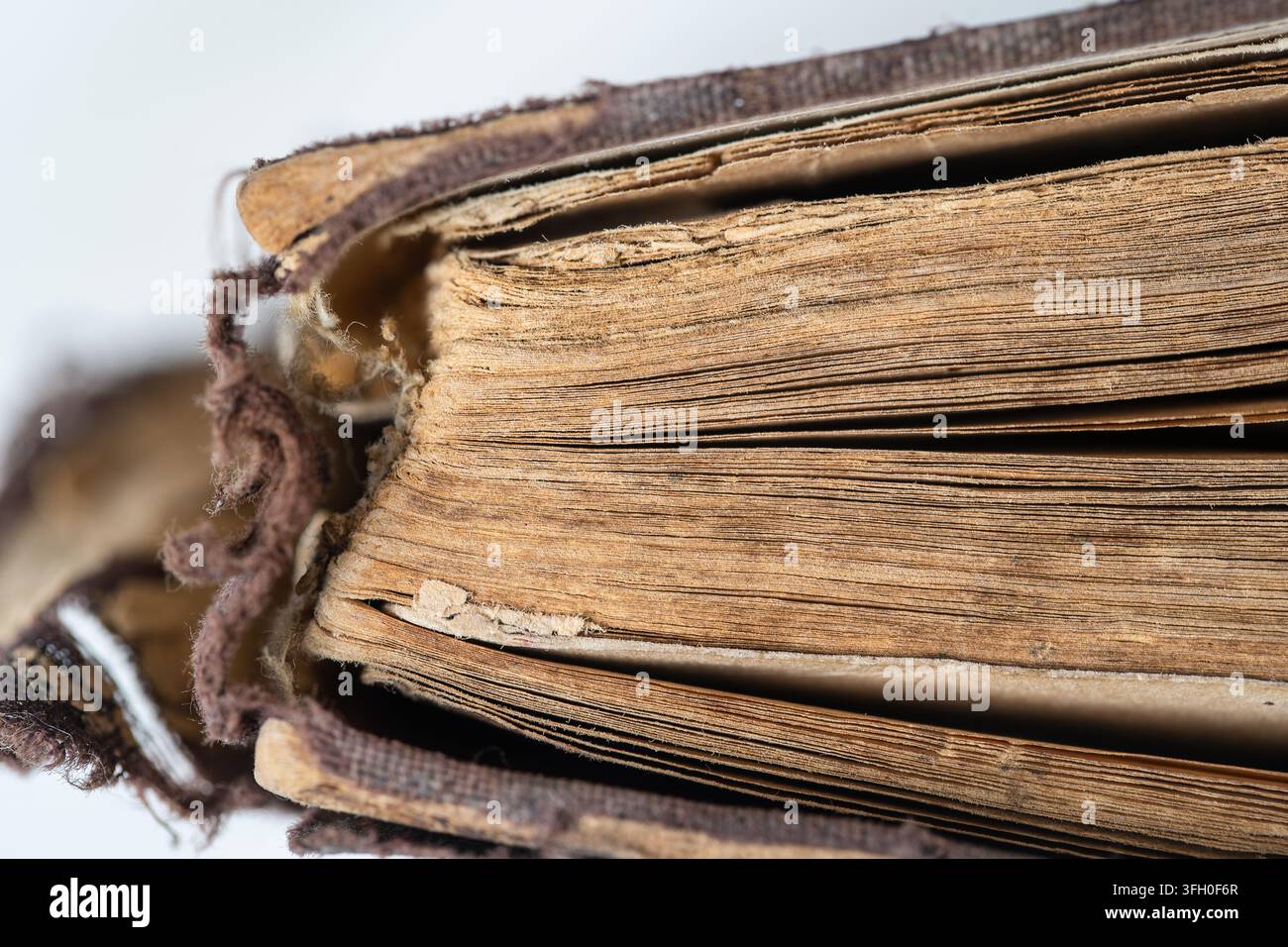 Sehr altes religiöses Buch, Nahaufnahme. Hintergrund mit alten Buchseiten Stockfoto