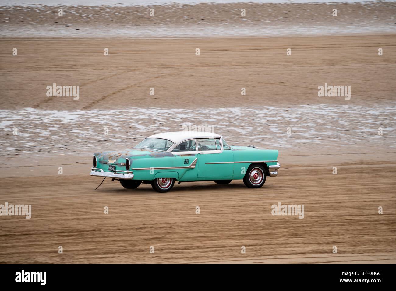 Türkisamerikanisches Hot-Rod-Auto der 1950er Jahre mit der Nummer 26, das auf dem Bridlington South Beach beim Race to the Waves 2026 rast Stockfoto