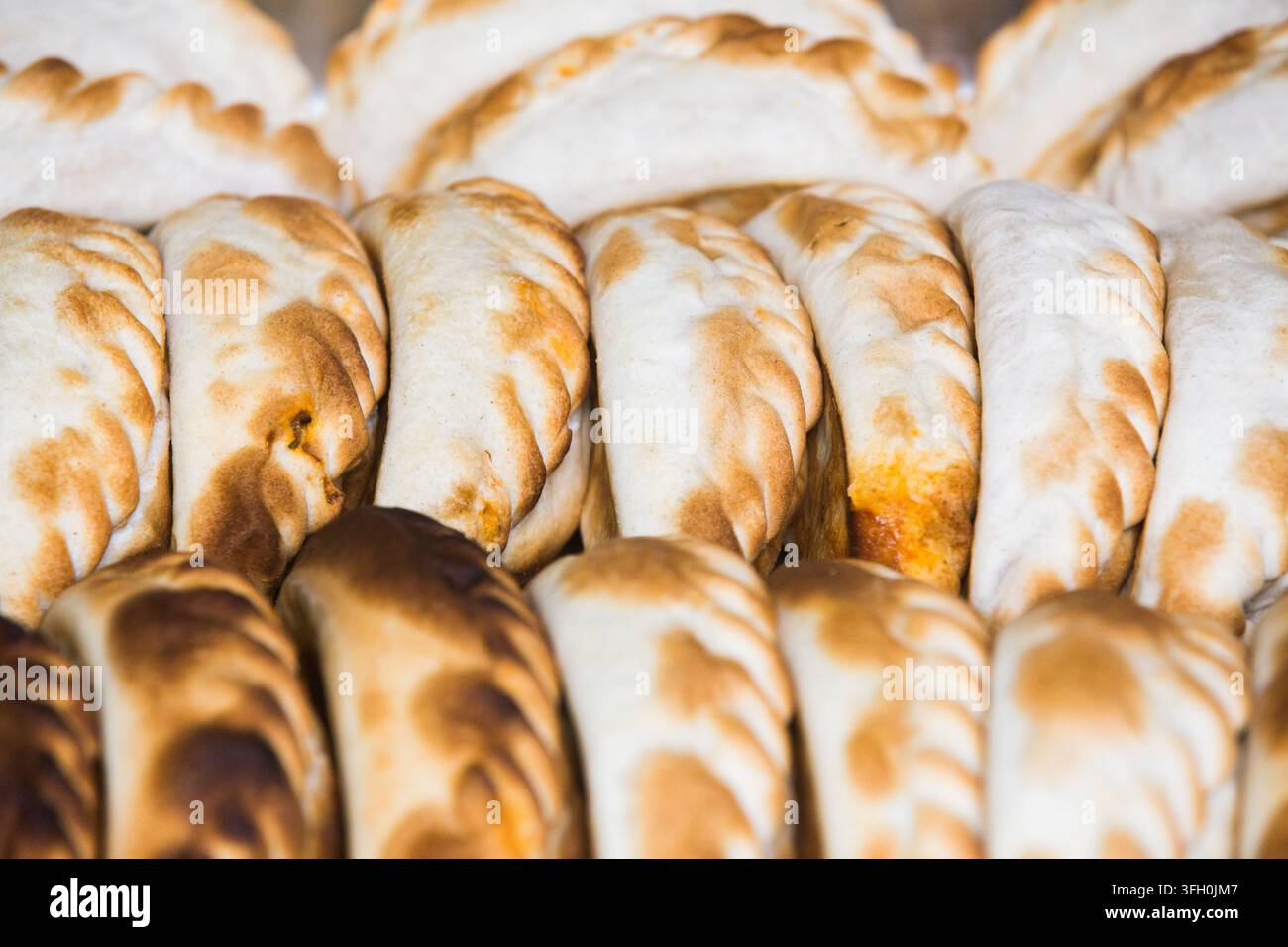 Frisch gebackene herzhafte Empanadas Stockfoto