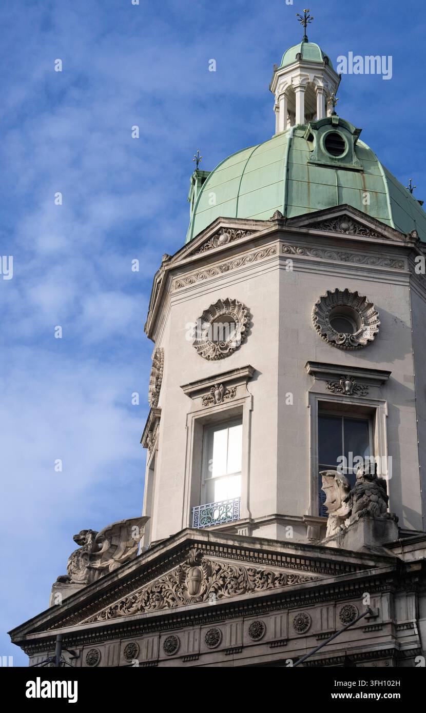 Viktorianische Architektursteinarbeiten und grüne Kuppel des Smithfield Market in London, die historische kommerzielle Pracht und bürgerlichen Stolz zeigen. Stockfoto