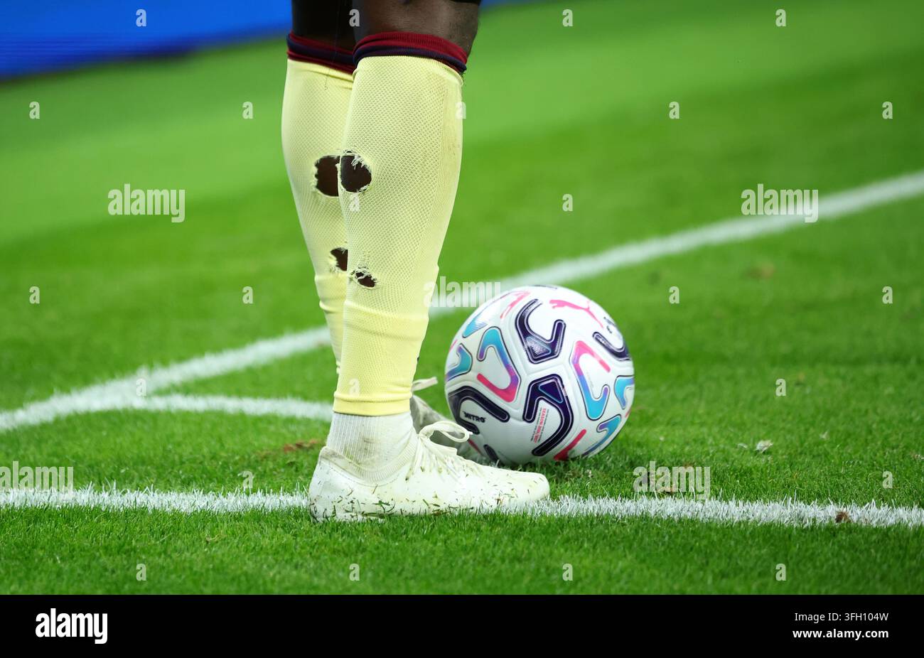 Löcher in den Socken von Bukayo Saka von Arsenal während des Premier-League-Spiels 2026/27 zwischen Sunderland und Arsenal FC im Stadium of Light am 12. September 2026 in Sunderland, England.   WARNUNG! Dieses Foto darf nur für Zeitungs- und/oder redaktionelle Zwecke verwendet werden. Darf nicht für Veröffentlichungen verwendet werden, die 1 Spieler, 1 Verein oder 1 Wettbewerb betreffen, ohne schriftliche Genehmigung von Football DataCo Ltd. Für Fragen kontaktieren Sie bitte Football DataCo Ltd unter +44 (0) 207 864 9121 Stockfoto