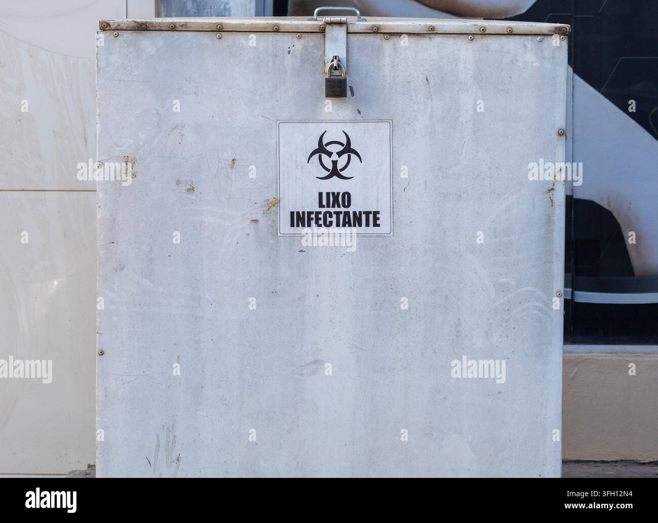 Entsorgungsschild für infektiöse Abfälle mit dem internationalen Biohazard-Symbol Stockfoto