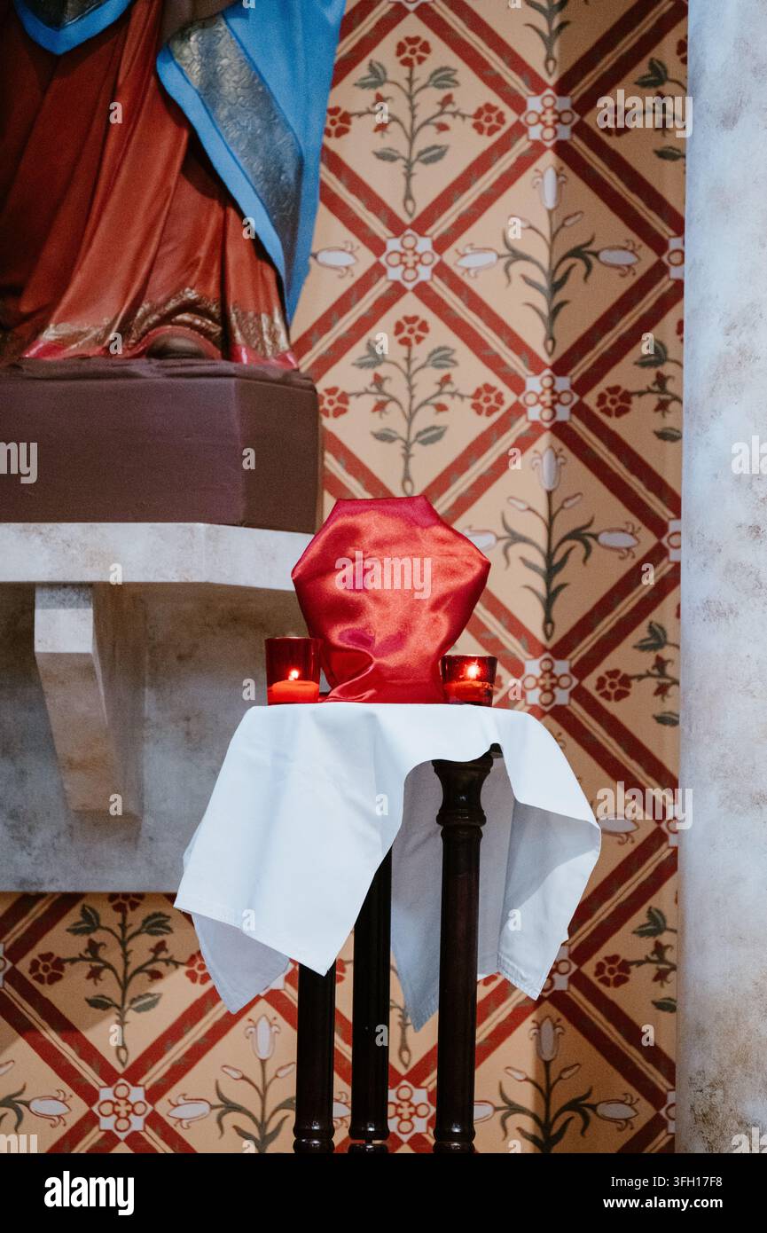 Verhülltes Relikt des Wahren Kreuzes, Mater Miseircordiae Katholische Kirche, Phoenix, Arizona Stockfoto