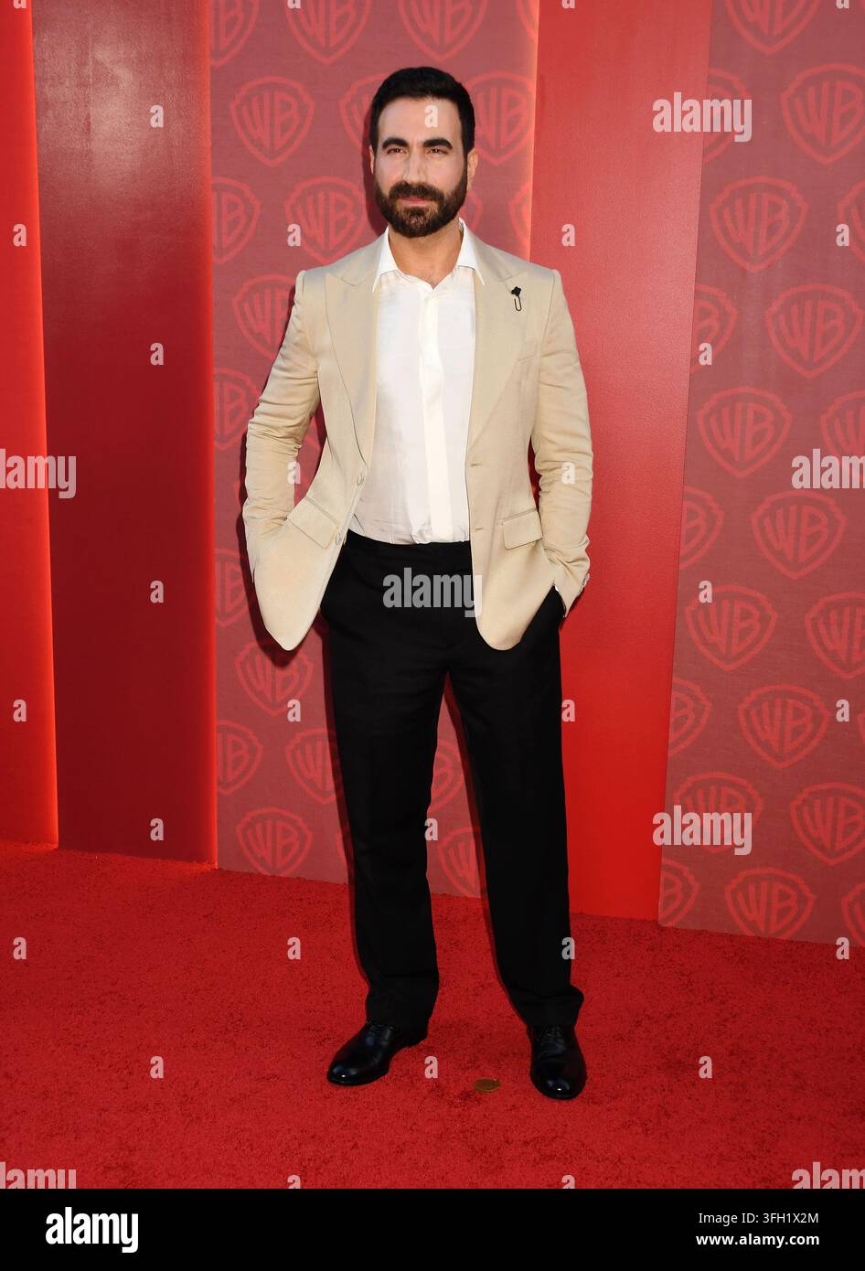 WEST HOLLYWOOD, KALIFORNIEN - 13. SEPTEMBER: Brett Goldstein nimmt an der 78. PrimeTime Emmy Awards Nominees Celebration der Warner Bros. Television Group teil Stockfoto