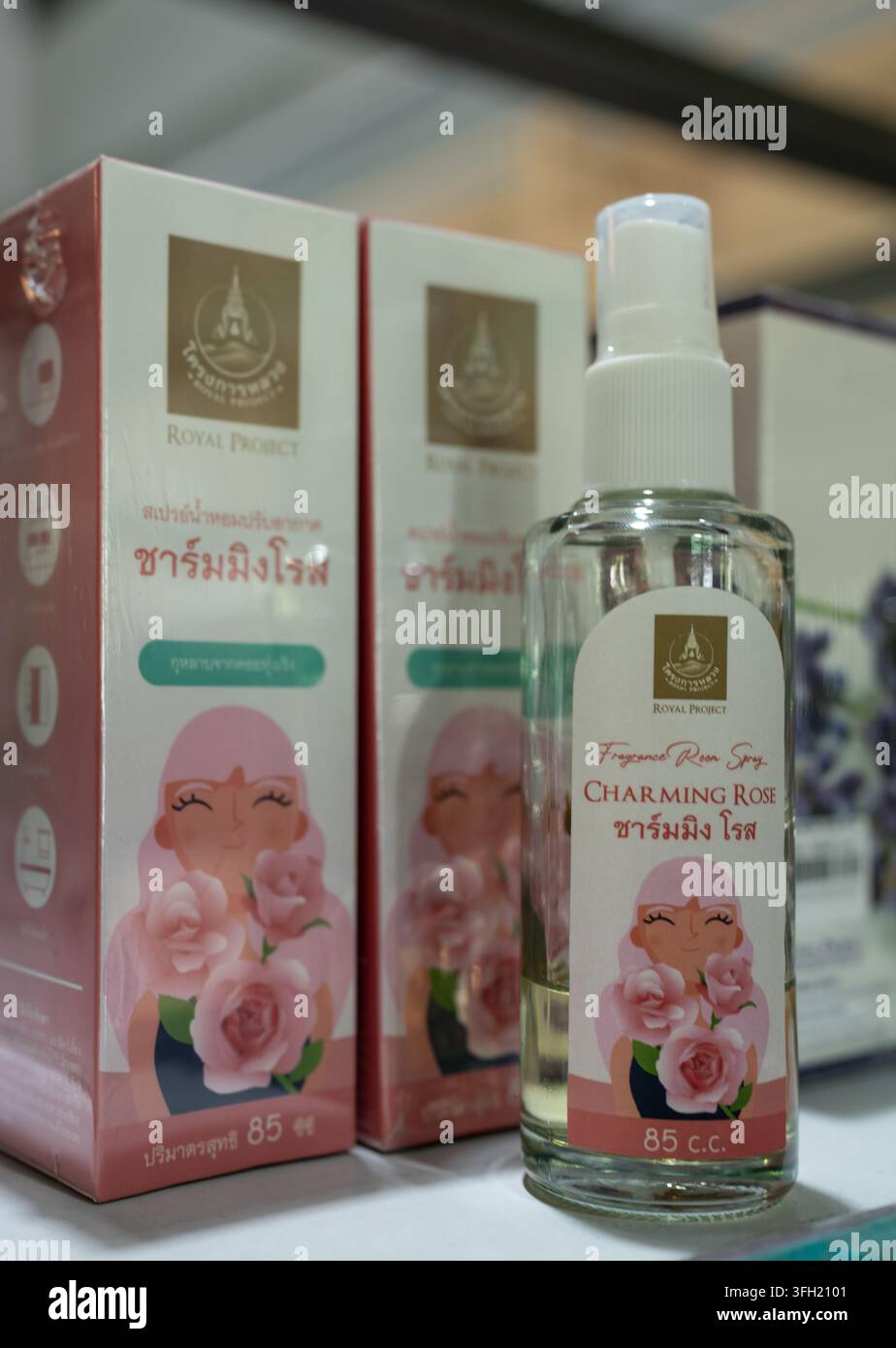 Eine Flasche Royal Project Charming Rose Duft-Raumspray mit Kartons in einem Geschäft in Mae Hia, Chiang Mai, Thailand Stockfoto