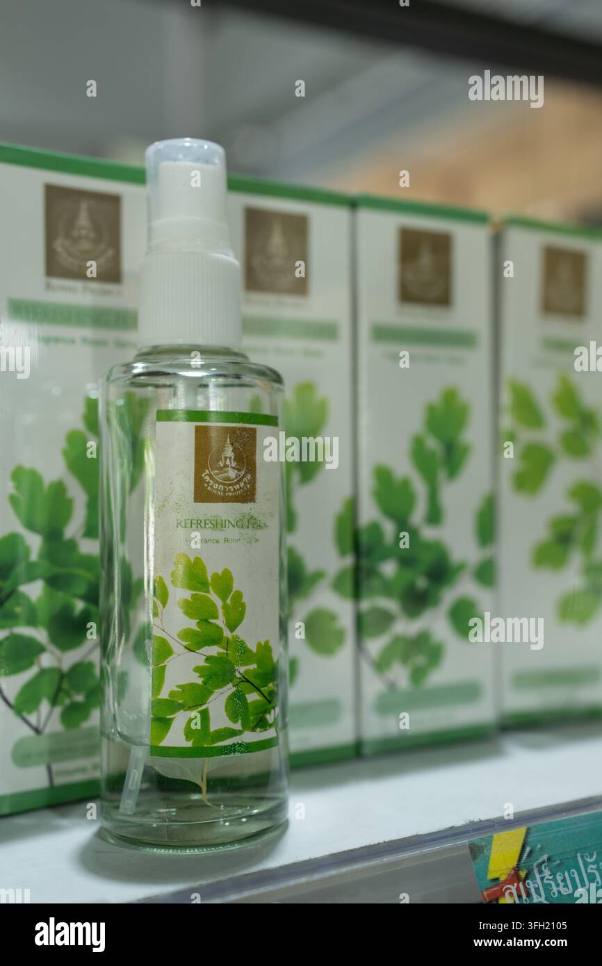 Eine Flasche Royal Project Refreshing Fern Duftraumspray mit Kartons in einem Geschäft in Mae Hia, Chiang Mai, Thailand Stockfoto