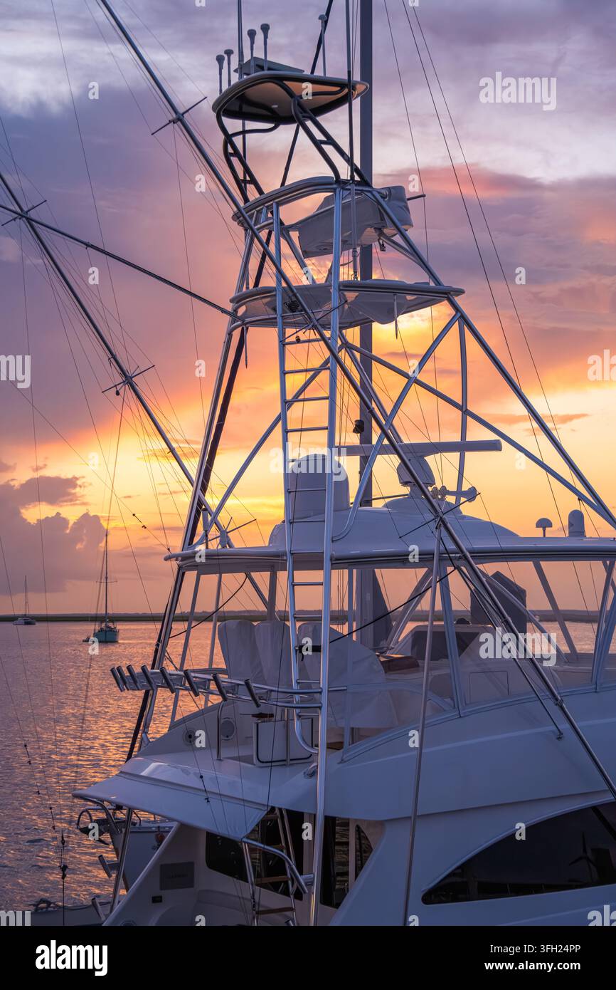 Farbenfroher Sonnenuntergang auf dem Amelia River vom Fernandia Harbor Marina auf Amelia Island in Fernandina Beach, Florida. (USA) Stockfoto